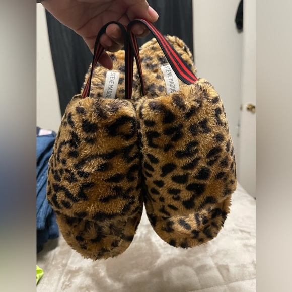 Steve Madden Shoes - Steve Madden • fuzzy platform slides